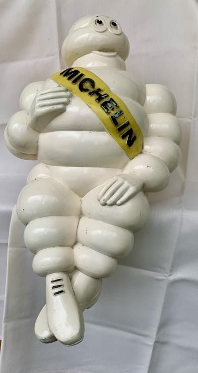 Bibedum Michelin mannetje zittend